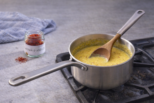 Cette crème safranée au safran d’Anduze révèle toute la richesse aromatique des brins de safran cultivés dans les Cévennes